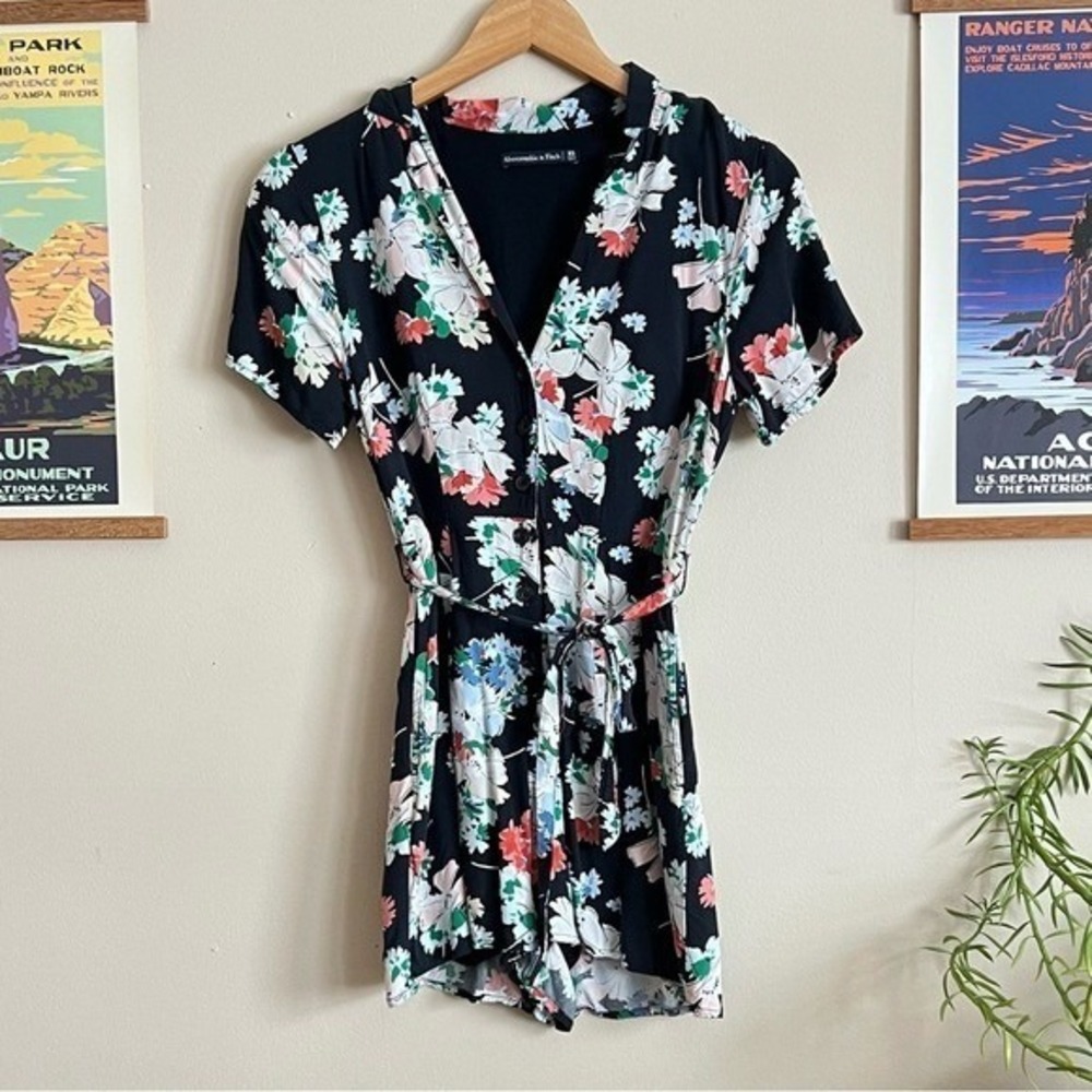 Abercrombie & Fitch Black Floral Button Front Tie Waist Romper XS Short Sleeve